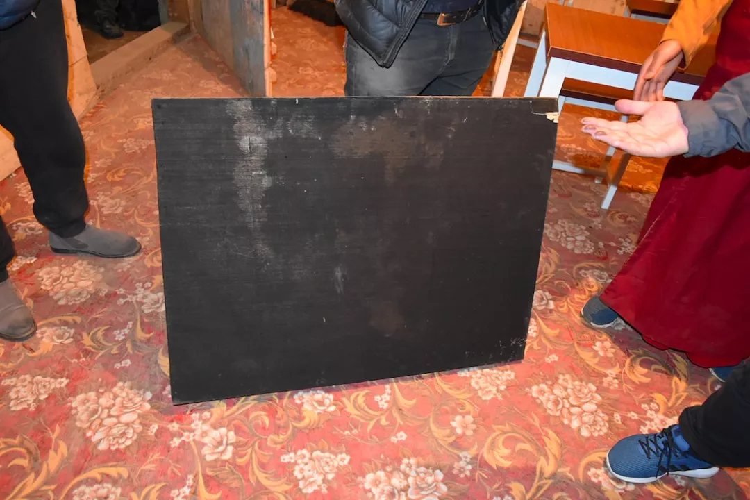 玉隆拉措希望学校创始人尼玛活佛自制的黑板