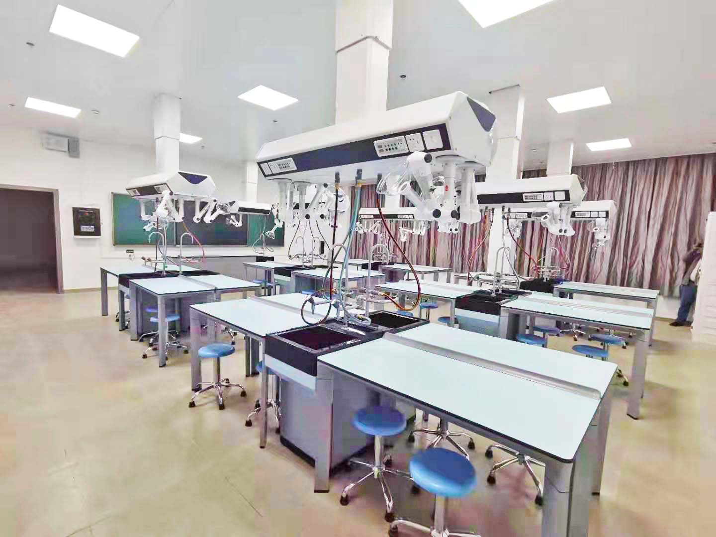 pg电子平台·深圳龙pg电子平台级中学·化学智能实验室
